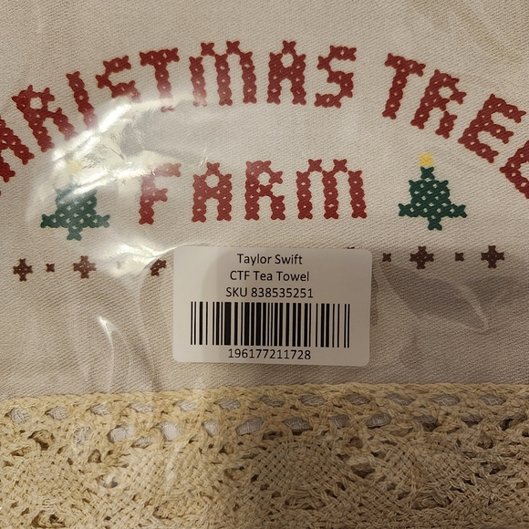 Rare Taylor Swift Christmas Tree Farm Tea Towels NEW - Picture 4 of 4